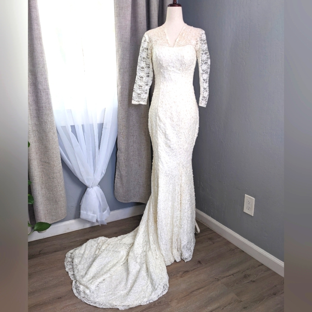 Vintage Trumpet/Mermaid V-Neck Court Train Lace & Beaded Wedding Dress